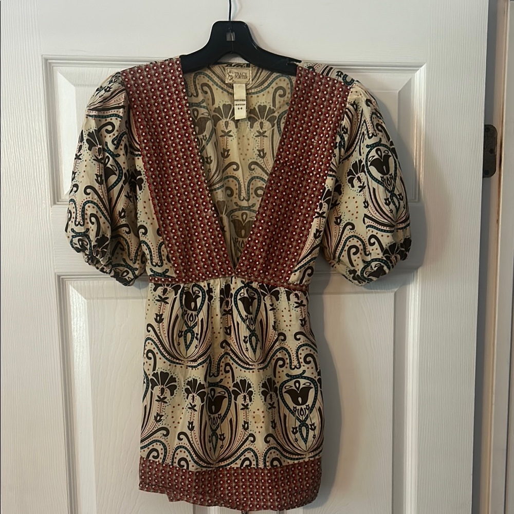 Tracy Porter Cream and Brown Tunic with V-Neck and Balloon Sleeves.